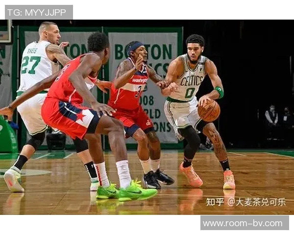 布朗谈场下观赛感受与獭兔默契配合的全新体验